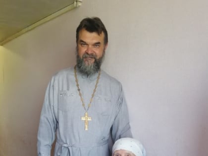 Благочинный Волжского округа поздравил с юбилеем одну из старейших прихожанок храма Патриарха Тихона
