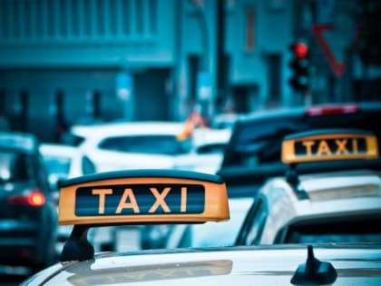 В Волгограде таксист за шкирку выкинул из машины пассажирку