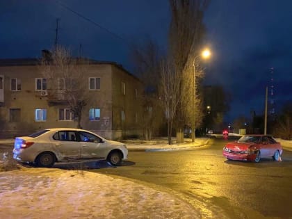 В Волгограде две иномарки врезались друг в друга, пострадали два человека