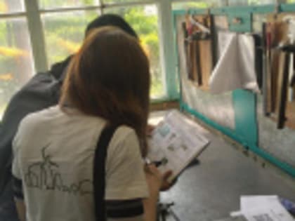 Волонтёры городской среды продолжают информировать жителей о проектах, участвующих в голосовании и помогают проголосовать.