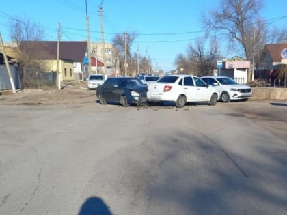 Две «Лады» столкнулись на трассе под Волгоградом
