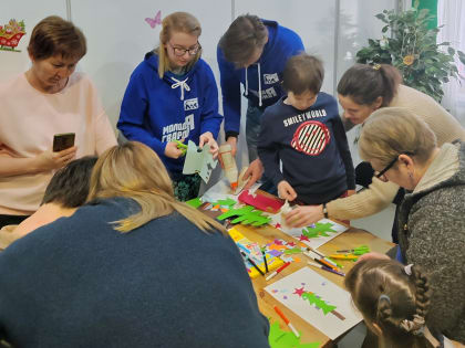 Волгоградские активисты подарили детям радость