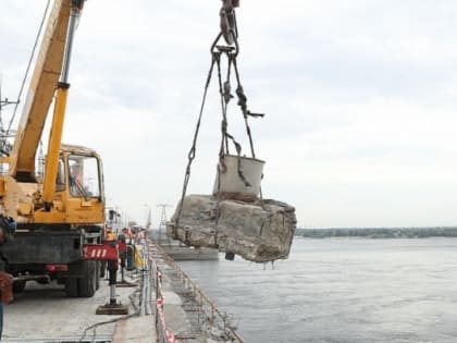 Дорожники на мосту через Волжскую ГЭС оказались на краю бездны