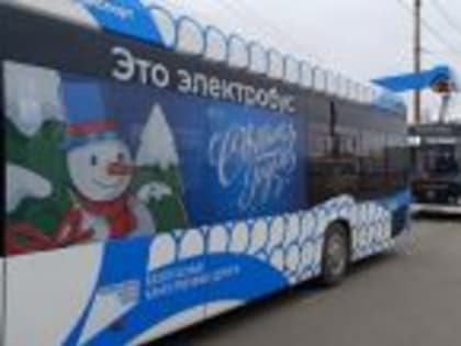 На городские маршруты вышел «новогодний» транспорт