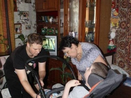 В Волгограде ребенку с инвалидностью приобрели кресло-коляску по электронному сертификату