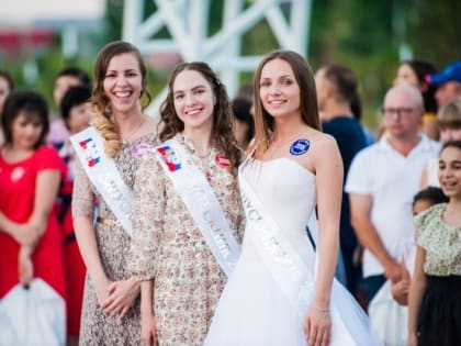 Волгоградские выпускницы воюют за платья размера XL