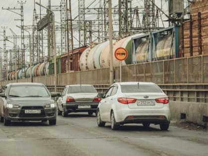 На мосту Волжской ГЭС заканчиваются работы по укладке нижнего слоя асфальта