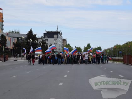 Труд и май: в Волжском впервые после пандемии прошла демонстрация трудящихся