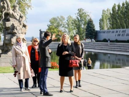 В Волгограде британцы гуляют по Мамаеву кургану