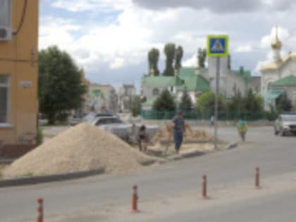 В городе Фролово благоустраивают территорию в сквере Учителя