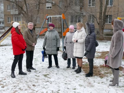 НАКАЗ ВЫПОЛНЕН: НАДЕЖДА БОЯРКИНА И СЕРГЕЙ АКСЕНОВ ВСТРЕТИЛИСЬ С ЖИТЕЛЯМИ 18 МИКРОРАЙОНА НА НОВОЙ ДЕТСКОЙ ИГРОВОЙ ПЛОЩАДКЕ