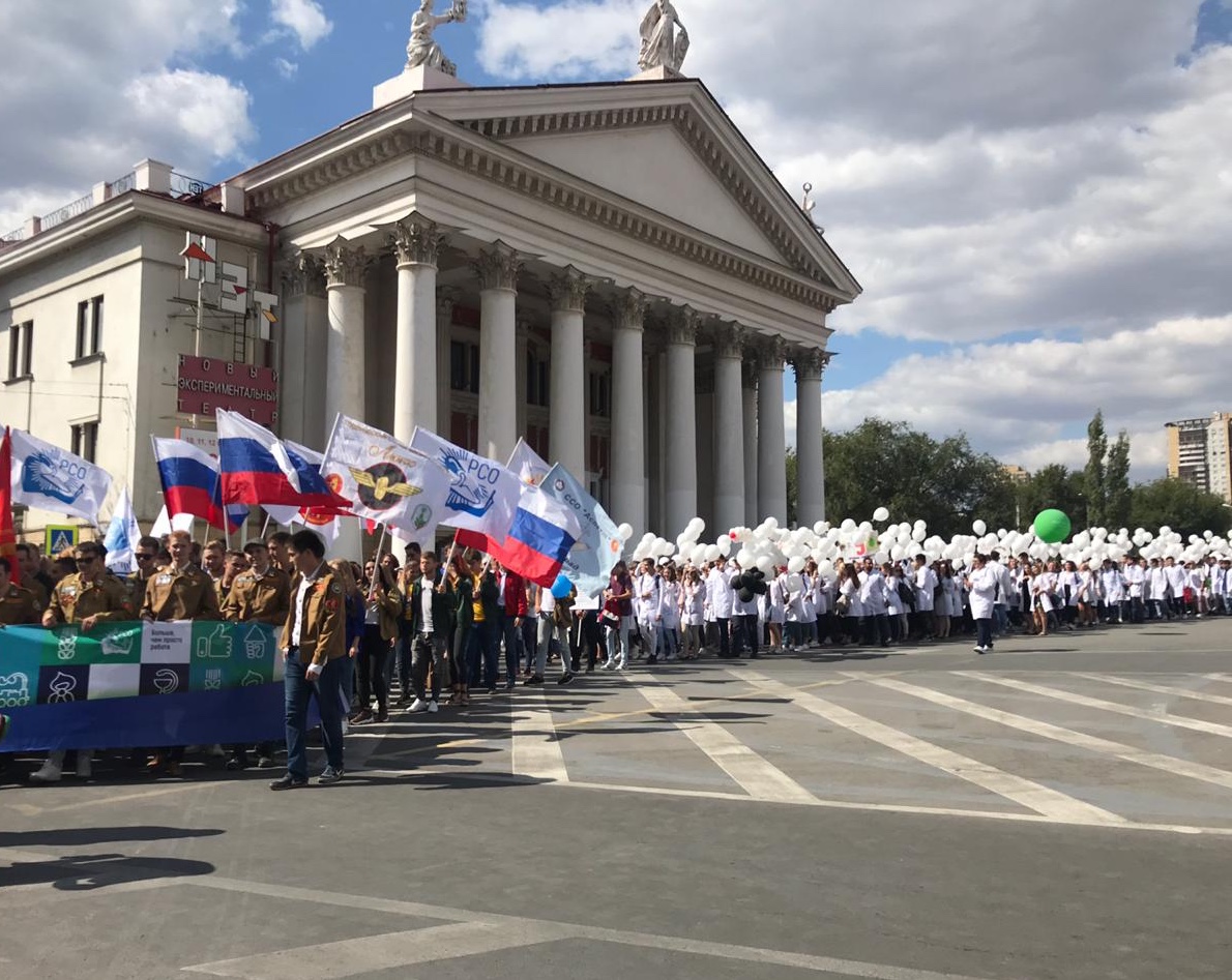 Волгоградский люди. Парад первокурсников Волгоград. Город Волгоград студентов города Волгограда. Студенческий парад у музея Россия-моя история Волгоград. Город студентов Волгоград фотографии.