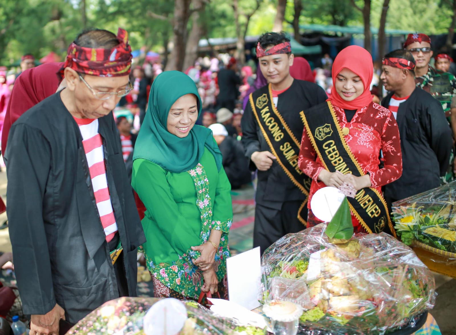 Suasana meriah Festival Ketupat di Pantai Lombang, Sumenep. Event tahunan ini memadukan tradisi, pariwisata, dan pemberdayaan UMKM lokal. (Foto: Media Center Sumenep/Madura Expose)