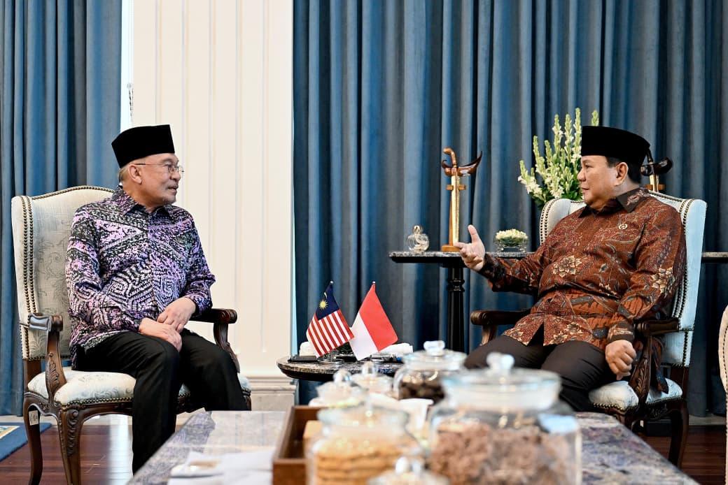 DIPLOMASI SAHABAT: Presiden Prabowo Subianto saat berbincang hangat dengan PM Malaysia Anwar Ibrahim di Istana Merdeka, Jumat (27/3/2026). Pertemuan strategis ini membahas dinamika geopolitik Asia Barat dan penguatan hubungan bilateral. (Foto: BPMI Setpres/Madura Expose)