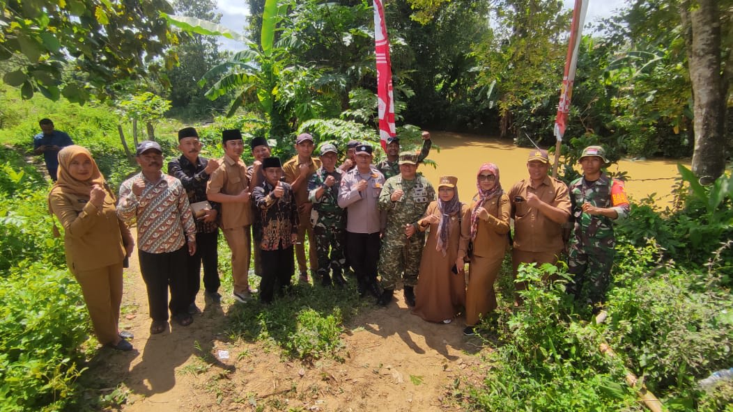 AKSELERASI DESA: Dandim 0827/Sumenep Letkol Inf Citra Persada saat meninjau lokasi pembangunan Jembatan Perintis Garuda di Desa Ambunten Tengah. Proyek ini merupakan inisiatif Presiden Prabowo untuk memperkuat konektivitas antarwilayah. (Foto: Kodim 0827/Madura Expose)