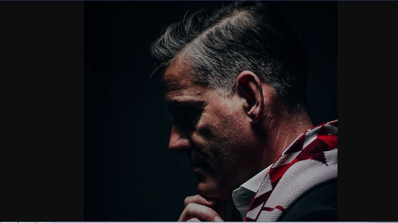 Arsitek Modernitas Garuda: Potret John Herdman saat mematangkan skema 'Struktur Cair' yang menjadi identitas baru permainan Timnas Indonesia. Di bawah arahannya, Indonesia kini tampil dengan keberanian taktis yang mampu mendikte tim-tim Eropa, meski efisiensi di lini serang masih menjadi catatan evaluasi utama. (Sumber: Instagram/@officialjohnherdman)