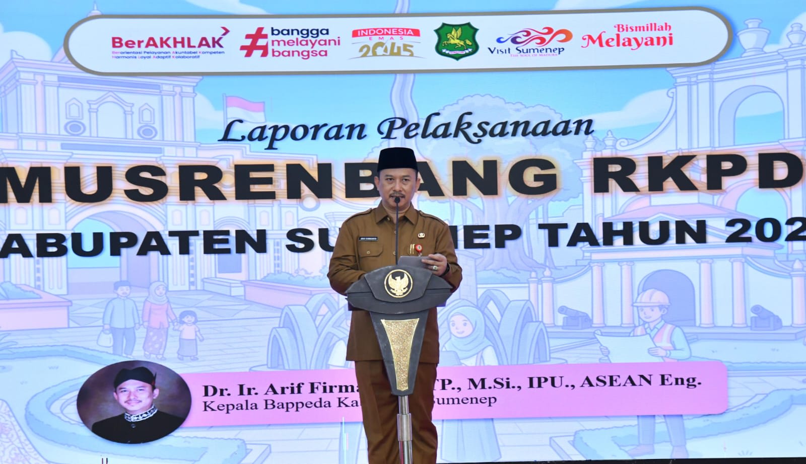 MERANCANG MASA DEPAN: Kepala Bappeda Kabupaten Sumenep, Arif Firmanto, memberikan penjelasan saat pelaksanaan Musrenbang RKPD 2027 di Pendopo Agung Keraton Sumenep, Senin (30/03/2026). Melalui forum ini, Bappeda berkomitmen menyaring 771 usulan masyarakat agar menjadi program pembangunan yang berkualitas dan tepat sasaran. (Sumber: Media Center/MaduraExpose)