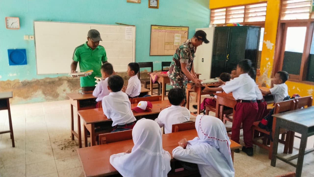 PASTIKAN HIGIENIS: Sertu Nur Cahyono, Babinsa Koramil 0827/14 Batang-Batang, saat memantau distribusi Program Makan Bergizi Gratis (MBG) di salah satu sekolah di Kecamatan Batang-Batang, Sumenep, Selasa (31/03/2026). (Sumber: Koramil 0827/14/MaduraExpose)