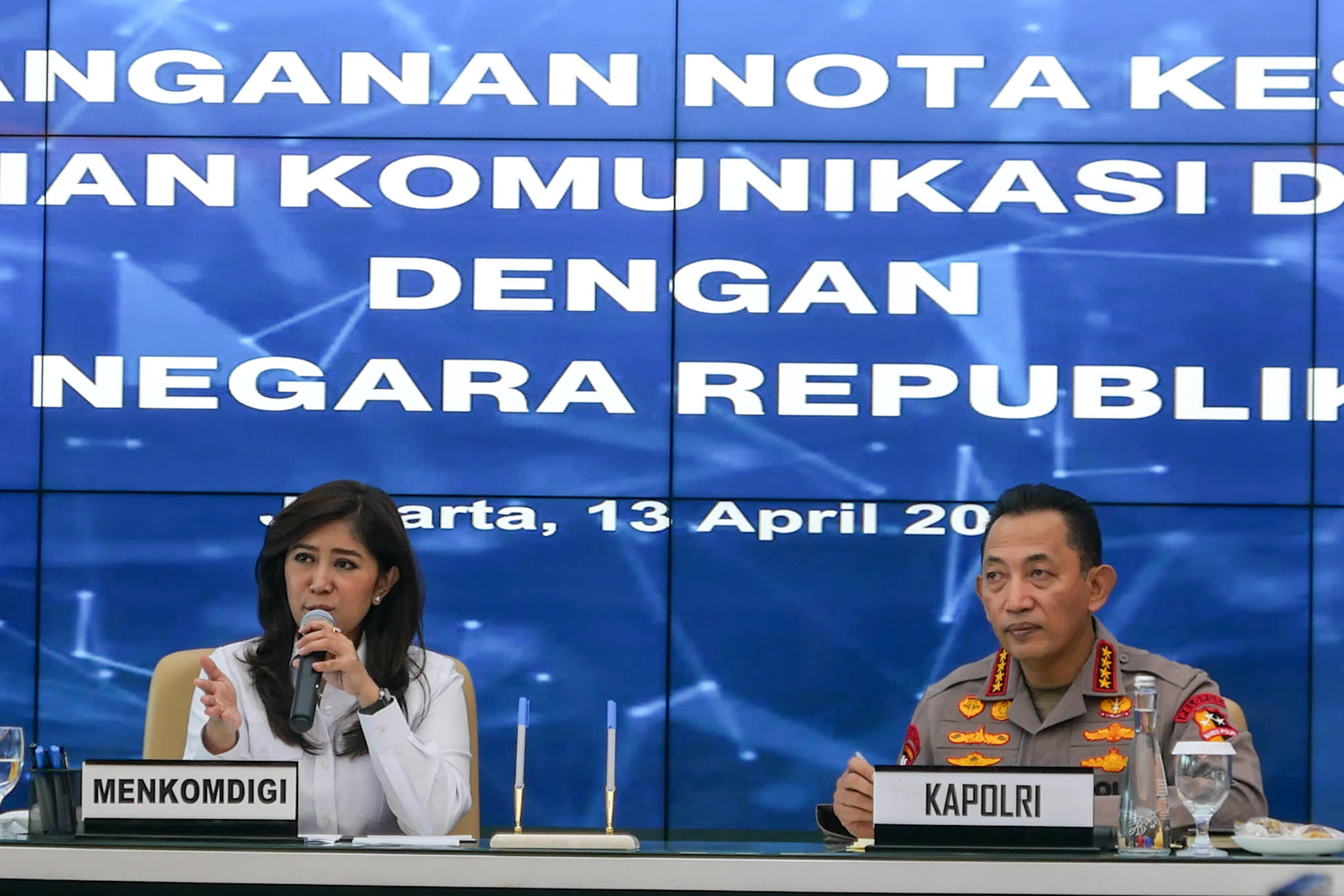 SINERGI SIBER: Menteri Komdigi Meutya Hafid dan Kapolri Jenderal Pol. Listyo Sigit Prabowo usai penandatanganan MoU integrasi laporan kejahatan digital di Jakarta, Senin (13/4/2026). (Foto: INFOPUBLIK/KPM/Bismo Agung)