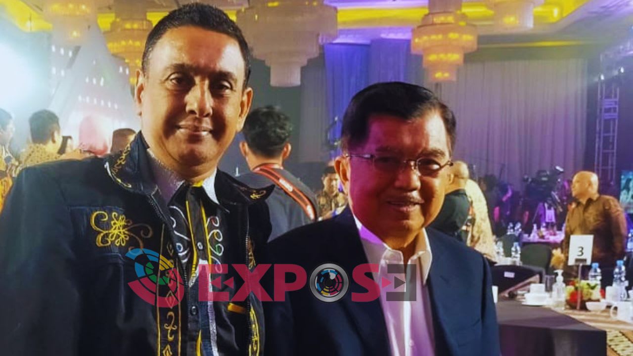 MOMENTUM KEDEKATAN: Advokat senior asal Sumenep, Madura, Azam Khan, SH (kiri), tampak akrab dan tertawa lepas bersama Mantan Wakil Presiden RI, Jusuf Kalla (JK), dalam sebuah acara resmi. Foto eksklusif ini menjadi landasan kuat pernyataan Azam Khan yang menyebut laporan terhadap JK di Polda Metro Jaya soal ceramah di UGM sebagai langkah hukum yang prematur dan mengada-ada. (Foto: Dok. Eksklusif MaduraExpose.com)