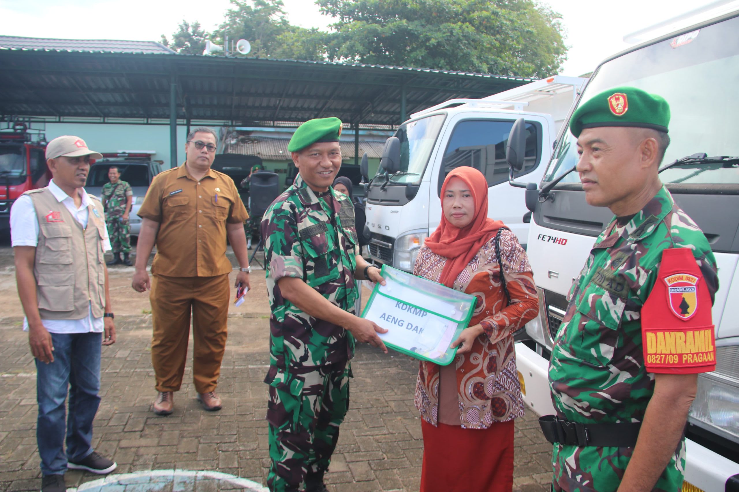 Dandim 0827/Sumenep menyerahkan unit truk operasional kepada KDKMP guna menunjang kelancaran distribusi komoditas pertanian perdesaan. [Foto: Dok. Kodim Sumenep for Madura Expose]