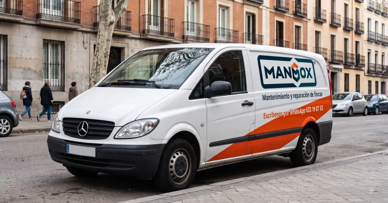Furgoneta de Manbox aparcada en una calle del centro de Madrid