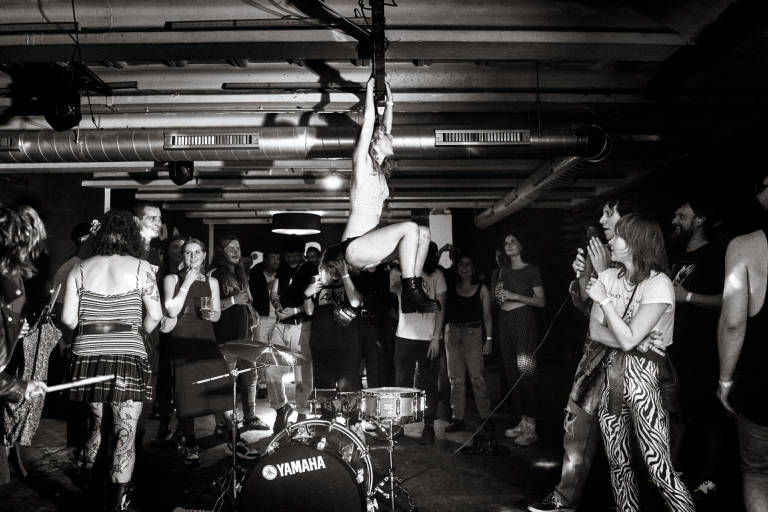 Phoebe / Lambrini Girls at Strange Brew, Bristol, September 2022. Photograph Copyright &copy; Simon Holliday