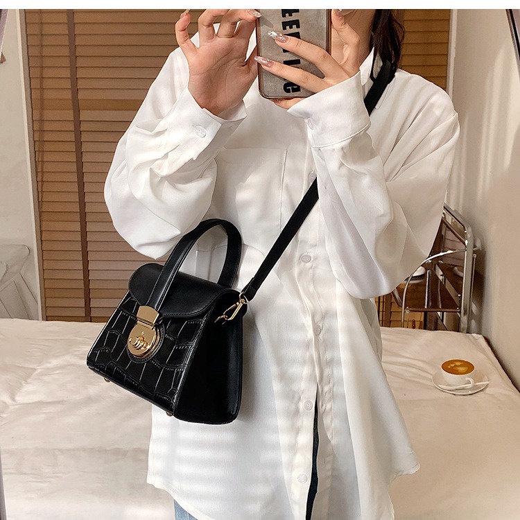 Túi Đeo Chéo Nữ Vân Da Rắn Khóa Xoay Kiểu Mới Thời Trang Đẹp - Larita Fashion
