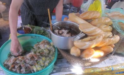 Ăn bánh mì bột lọc độc đáo ở Quảng Bình