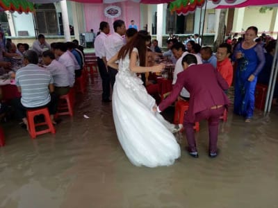Ảnh lũ 2016: Đám cưới trong lũ