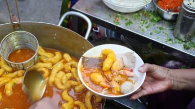 Bị nhiều người “lên án“ vì bán 300.000 đồng/tô bánh canh trong ngõ hẻm, bà chủ nói gì?