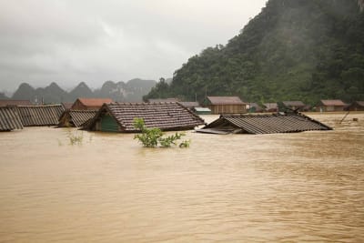 Người dân Tân Hóa chật vật trong những ngày mưa lũ.