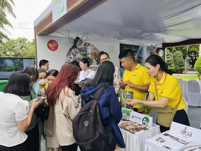 Du khách tham quan gian hàng của du lịch Quảng Bình.