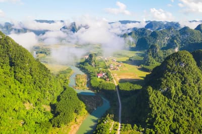 Được bao bọc giữa bốn bề núi đá, làng Tân Hóa thu hút du khách bởi cảnh sắc thiên nhiên hùng vĩ.