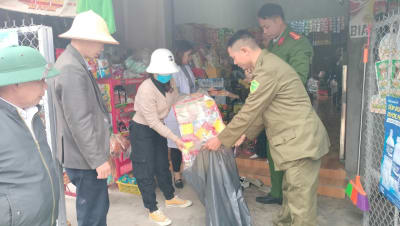 Tặng quà cờ Tổ quốc cho bà con vùng biên giới đón Tết 31/01/2024