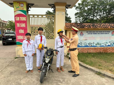 Trưng bày triển lãm sách với chủ đề “Công an Quảng Bình đẩy mạnh đọc và học tập suốt đời theo tấm gương Bác…