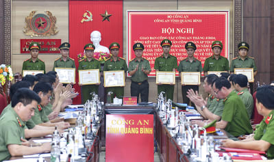 Đồng chí đại tá Nguyễn Hữu Hợp, Giám đốc Công an tỉnh trao giấy khen cho các tập thể, cá nhân có thành tích xuất sắc trong đấu tranh, trấn áp các loại tội phạm.