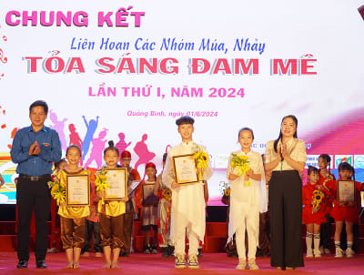 Ban Tổ chức trao thưởng cho các nhóm đoạt giải nhất.