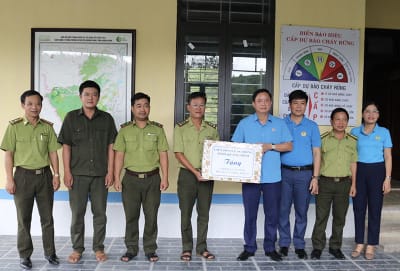 Liên đoàn Lao động tỉnh tặng máy vi tính và máy in cho Trạm Kiểm lâm Trường Xuân để thực hiện nhiệm vụ.