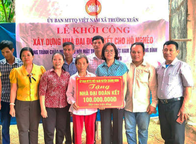 Ủy ban MTTQVN huyện Quảng Ninh trao biểu tượng trưng hỗ trợ xây dựng nhà “Đại đoàn kết” cho gia đình bà Trần Thị Tẩm, thôn Kim Sen.