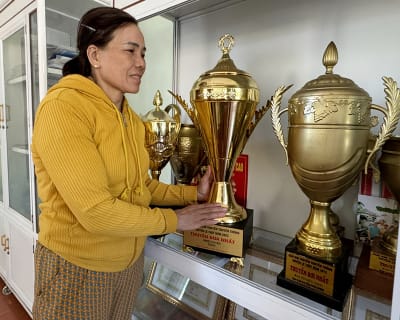 Chị Võ Thị Lài (thôn An Xá, xã Lộc Thủy) tự hào về thành tích đua thuyền nữ.