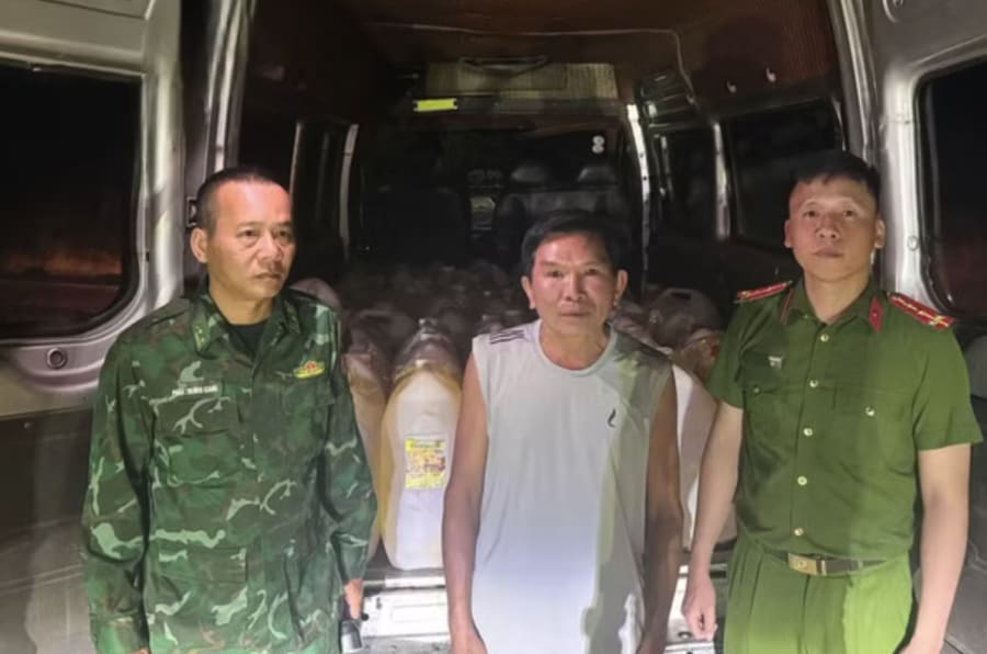 Lực lượng chức năng phát hiện, bắt giữ tài xế Nguyễn Thanh Lương có hành vi vận chuyển trái phép khoảng 1.500 lít xăng qua biên giới.