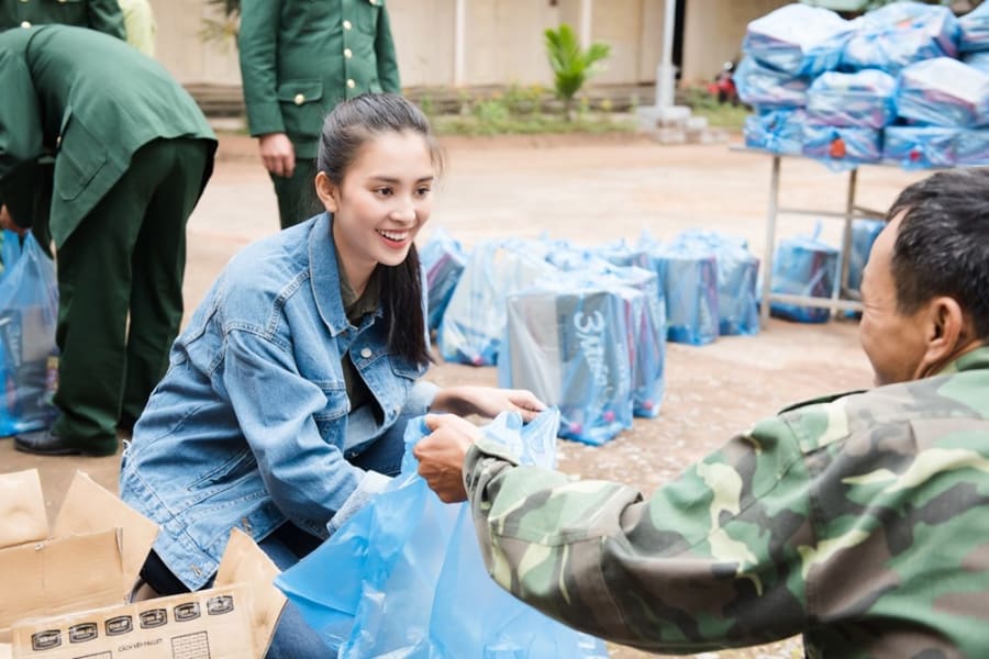 [Photo] Ấm áp ngày trở về bản Nịu trao quà Tết của Hoa hậu Tiểu Vy