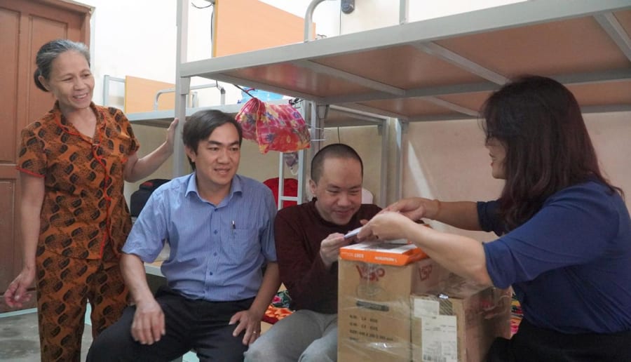 Đại diện Trường đại học Quảng Bình trao quà của nhà hảo tâm cho sinh viên Nguyễn Văn Thắm