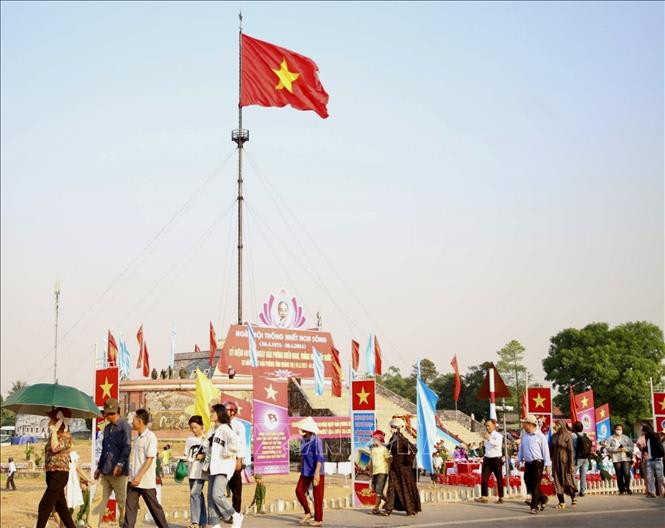 Kỳ đài ở khu Di tích quốc gia đặc biệt Đôi bờ Hiền Lương - Bến Hải trong Lễ thượng cờ “Thống nhất non sông” nhân kỷ niệm 49 năm Ngày giải phóng hoàn toàn miền Nam, thống nhất đất nước (30/4/1975 - 30/4/2024), 52 năm Ngày giải phóng tỉnh Quảng Trị (1/5/1972 - 1/5/2024). Ảnh: Nguyên Linh/TTXVN