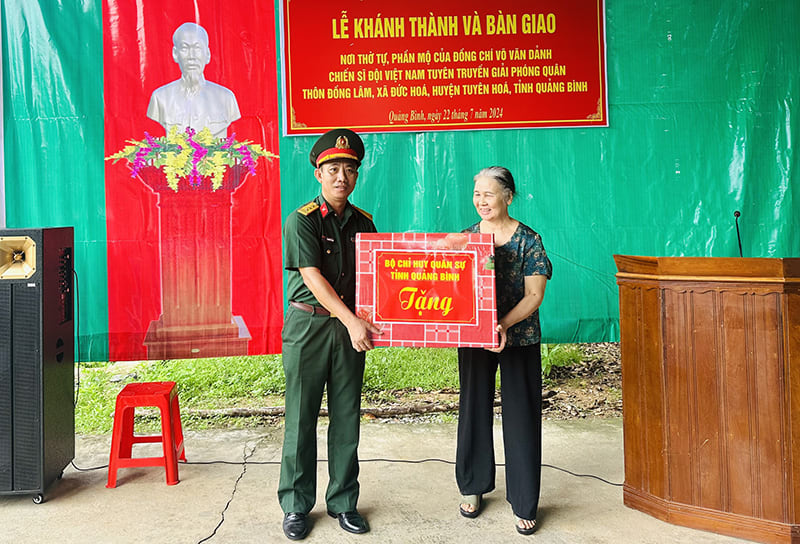 Đại diện lãnh đạo Bộ Chỉ huy Quân sự tỉnh trao quà cho gia đình thân nhân đồng chí Võ Văn Dảnh.