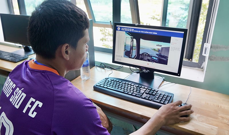 Theo đánh giá của nhiều người, phần thi mô phỏng tình huống giao thông thiếu tính thực tiễn, “đánh đố” người học.