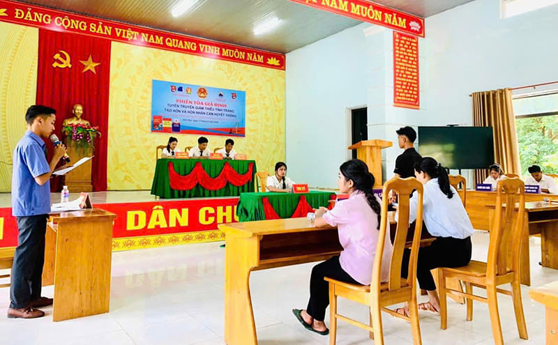 Tuyên truyền giảm tỷ lệ tảo hôn thông qua phiên tòa giả định.