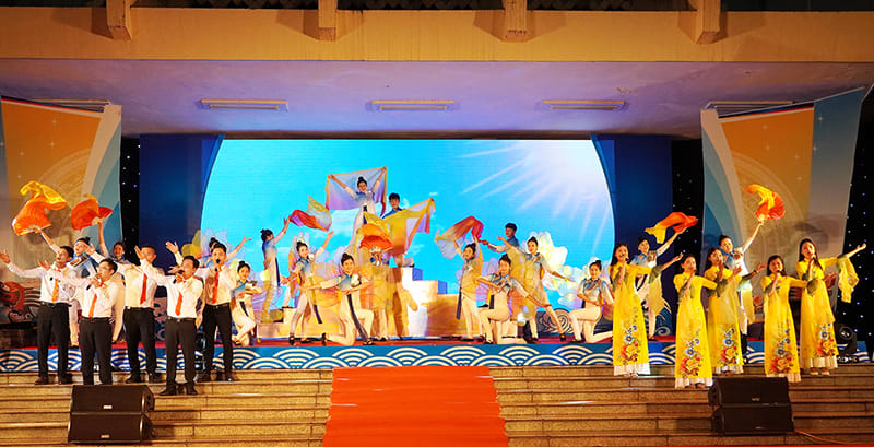 Chương trình nghệ thuật  "Lệ Thủy-Khát vọng, phát triển " được tổ chức và dàn dựng công phu. 