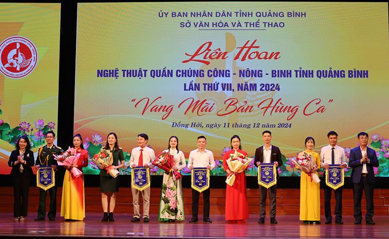 Ban tổ chức trao cờ lưu niệm cho các đoàn nghệ thuật quần chúng (cụm 2).